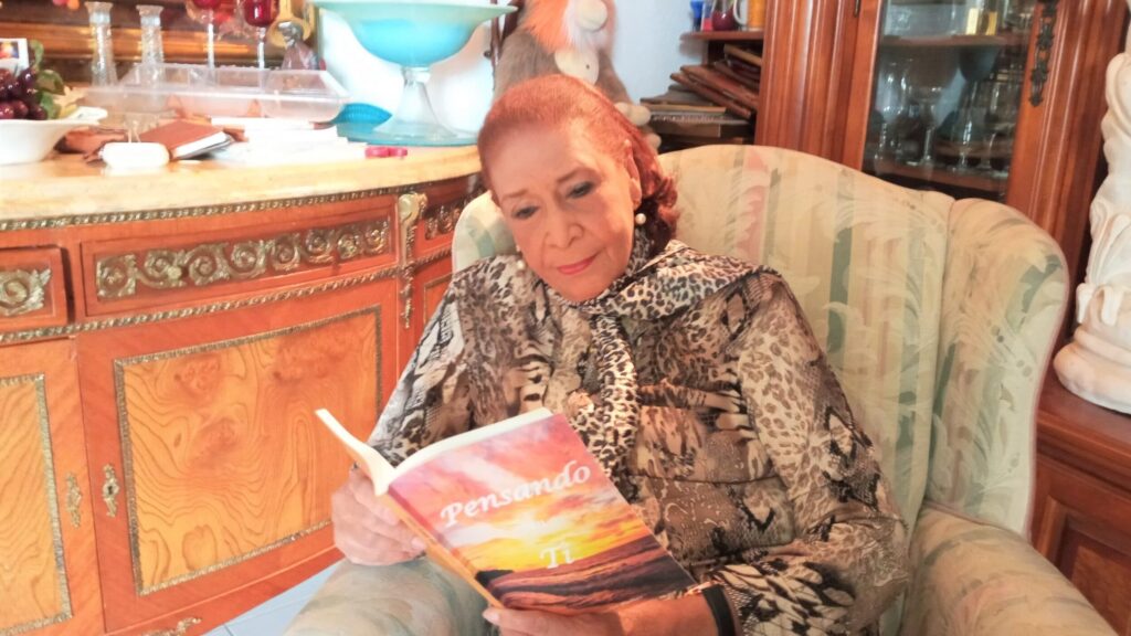  Gladys Bulnes, muestra orgullosa un ejemplar de su libro.